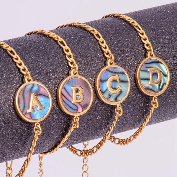 Bracelets de charme Bracelet de lettre ronde en acier inoxydable simple pour femmes Bracelet de l'alphabet majuscule en titane coloré avec 26 lettres