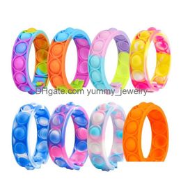 Bracelets de charme Stock Fidget Bracelet Reliver Jouets Rainbow Bubble Push It Anti Toy Adt Enfants Sensoriels pour soulager l'autisme Bracelet D DDHBSQ