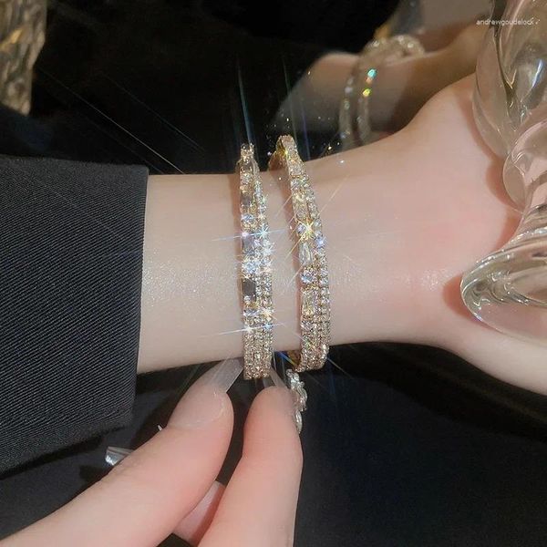 Pulseras con dijes, elegante pulsera circular de mujer con extremo abierto para un aspecto moderno