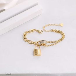 Charme pulseiras titânio aço 18k ouro t família letras bloqueio quadrado zircão assimétrico dupla camada corrente pulseira de sensação de alta qualidade para mulheres 2024 designers