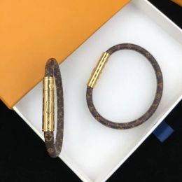 Bracelets de charme avec boîte femmes hommes bracelets en cuir marron vieille fleur lettre bracelet de charme d'amant bracelet couleur or bijoux accessoires 17/19 cm option meilleure qualité