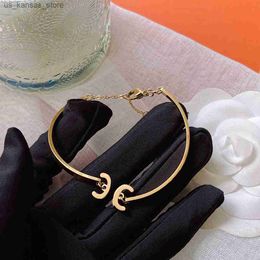Bracelets de charme Wome Bracelets 18K Gold Brangle Brand Designer New Jewelry Crystal Classic Design Lovers en acier inoxydable Gift Bangles Mens Bracele Y240416P64HCRK9