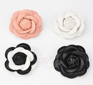 Charme classique blanc rose rose noir camellia broche pu en cuir fleur en cuir fleuri