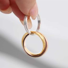 El anillo de conexión Charm en tres colores chapados para mujeres y el regalo de joyería de enemistad de hombre tiene sello PS4463244U