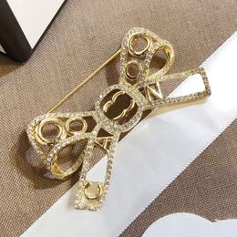 Charm Designer Bowknot Broches Broche de Diamante Pinos de Jóias de Casamento 18K Banhado a Ouro Broches de Aço Inoxidável Casais Europeus Acessórios para Presentes