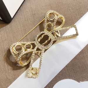 Charm Designer Bowknot Broches Diamant Broche Broche Bijoux De Mariage Broches 18K Plaqué Or Broches En Acier Inoxydable Couples Européens Cadeau Accessoires