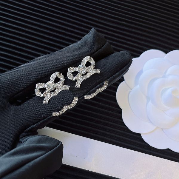 Charm Designer Earring Pendiente de diseño para niña Joyería de moda Mujeres famosas Bowknot Diamond Studded Rhinestone Pendientes Accesorios de marca de lujo Empaquetado de regalo