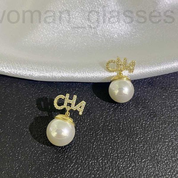 Charm designer French Small Fragrance CHA Letter Pearl Boucles d'oreilles avec Micro Set Zircon Light Luxury and Luxury, Famous Versatile RWOO