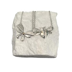 Collier de créateur à breloques, Collection papillon avec pendentif en diamant, coccinelle, luciole, insecte, boîte de fête d'anniversaire et de mariage