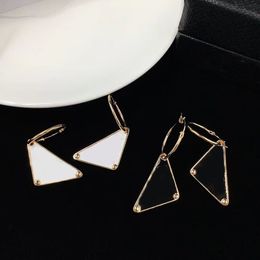 Charme oorbellen in zwart -witte email afwerking. 18K vergulde logo en frame, luxe oorbel ontwerper voor vrouwen. Merkmode Aretes. Bruidsbetrokkenheid sieraden