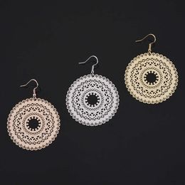 Pendientes de encanto hechos de placa de cobre de metal tallado con piezas redondas huecas de estilo étnico bohemio aretes de oro rosa