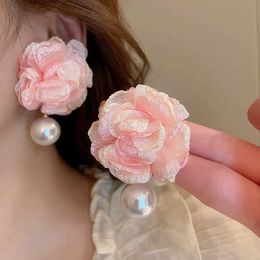 Charm Elegant Dating Accessories Hot Selling Pink Flower Doek Materiaal Tedere stijl oorbellen voor vrouwen met grote gesimuleerde Pearl Giftl4531