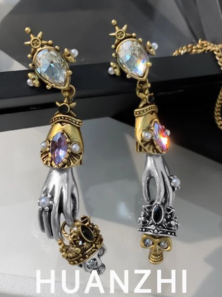 Charme HUANZHI rétro squelette mains Zircon boucles d'oreilles pour femme Hip hop couronne dorée balancent bijoux en gros cadeau 231208