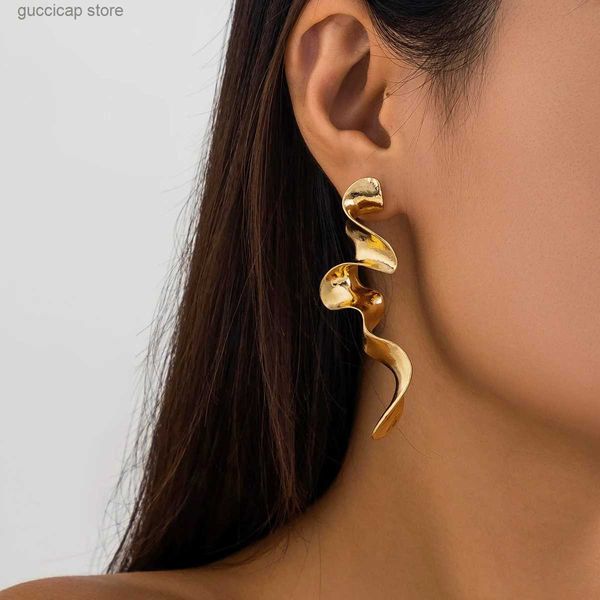 Encanto IngeSight.Z Retro Irregular Metal Twisted Gotas largas Mujer Geometría creativa Pendientes de onda de oro Joyería Y240328