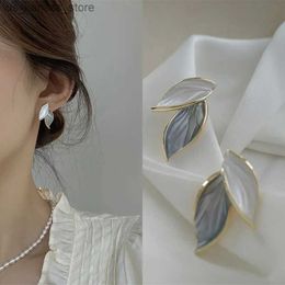 Charm Koreaanse aankomst Metal Trendy Fresh Lovely Sweet Gray Leaf Stud -oorbellen voor vrouwen 2024 Nieuwe mode -sieraden Ins240408