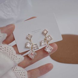 Charm Koreaans Design Creative Cube Geometrische oorbel voor vrouwen AAA Bling topkwaliteit Crystal Zirkon Stud -oorbellen Verjaardag Geschenk hanger G230320