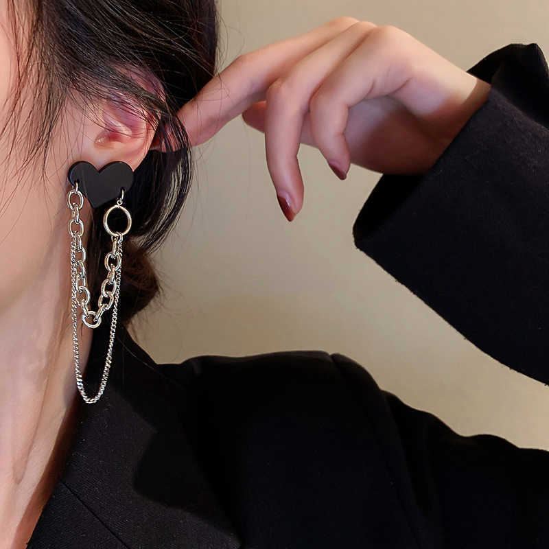 チャーム韓国のイヤリングファッションジュエリーパンクブラックハート女性用メタルチェーンハートステートメントイヤリング卸売AA230518のためのイヤリング