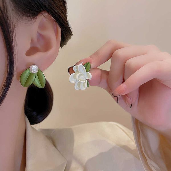 Charme LATS LATS ASYMETRIQUE GARDENIA PEARL BOUCtes d'oreilles pour femmes New Design White Green Leaf Florings Oread Bilans Fashion Bijoux en gros AA230518
