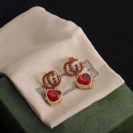 Fascino Orecchini pendenti a forma di cuore rosso di design di lusso. Gli orecchini con ciondolo con lettera di diamanti da donna sono utilizzati per il regalo di Natale della festa di nozze