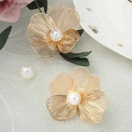 Charme Luxury Gold Color Camellia Flower Pearl Stud Oreads For Women Korean Fashion Simple Wedding Jewelry Delicite Gift INS240408