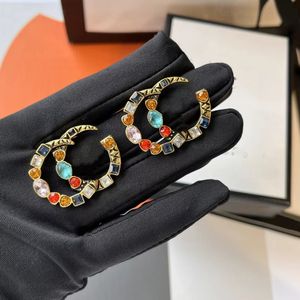 Nieuwe charme modieuze vrouwen 18k vergulde ontwerpers oorbuien oorbellen ontwerper geometrische brief kristal strass oorbellen huwelijksfeestje cadeau sieraden