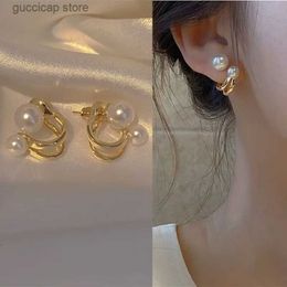 Boucles d'oreilles en perles de métal de charme Niche Boucles d'oreilles en forme de C pour femmes Tempérament simple et haut de gamme Bijoux de créateur de luxe Y240328