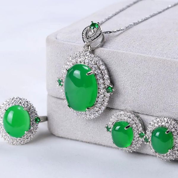 Charme Naturel Vert Jade Ensemble de Bijoux Femmes Chrysoprase Ovale Pendentif avec Zircon Émeraude Boucles D'oreilles Bagues Réglables Ensembles de Bijoux