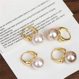 Charm Nieuwe Franse Retro Pearl Geplaatste 18k gouden oorbellen Damesontwerp Sense Premium European en American Earrings Gold Charm Jewelry G230320