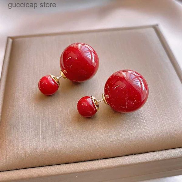 Encanto Año nuevo Pendientes redondos de perlas rojas para mujeres Pendientes de temperamento retro simple Creativo Dos joyas de desgaste Venta al por mayor Regalo de año nuevo Y240328