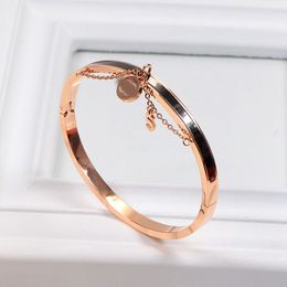 Charme pendant lettre bracelets tricot gold plaqué chaîne en acier inoxydable bracelet de luxe marque designer femmes masculines