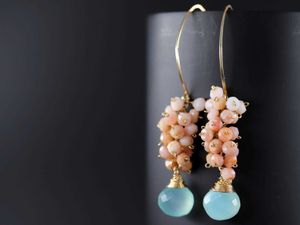 Boucles d'oreilles en perles de graines de calcédoine, écume de mer, pendantes en or faites à la main avec grappes de perles, G230225