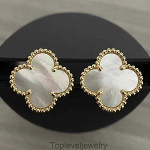 Boucles d'oreilles de goujon de charme deux fleurs 4 / quatre feuilles trèfle arrière de la nacre de nacre 18 carats d'or agate de titane plaqué pour les femmes