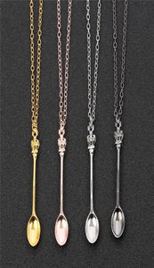 Charme Tiny Tea Spoon Shape Pendante Collier avec couronne pour femmes 4 couleurs Creative Long Link Jewelry Collier Collier 3035529