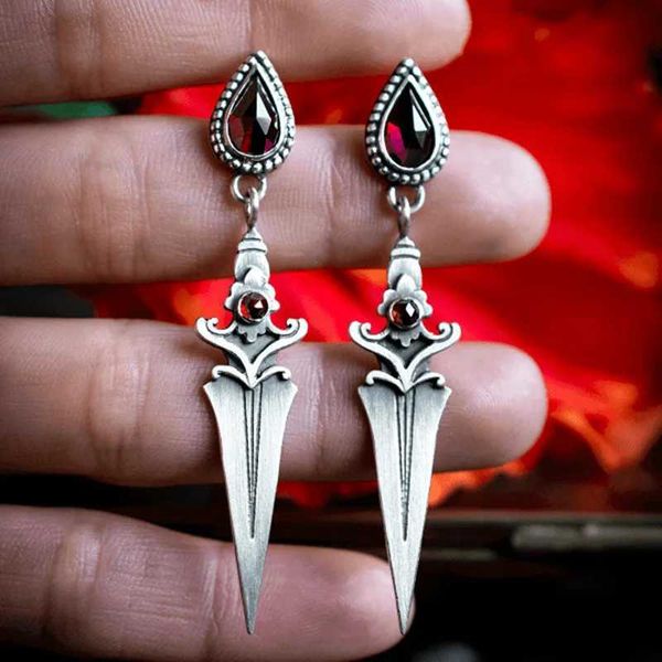 Encanto Pendientes de caída de espada gótica medieval vintage para mujeres nuevas caídas de agua de agua rojo pendero perforando oreja accesorios de halloween y240423