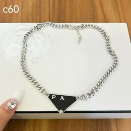 Charme pour femmes de créateur de pendentif Brand Love Gold Classic Gift Collier Perle Nouveau automne