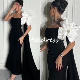 Charmante robes de bal noires arabes avec des fleurs élégante gaine