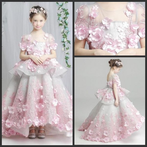 Encantadora belleza Vestidos de niña de flores Mangas cortas Rosa 3D Apliques de flores Peplum Vestido de comunión Apliques de encaje Vestidos de desfile para niñas