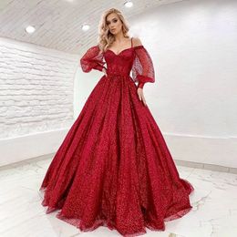 Charmante Bourgondië 2023 PROM kleedt een lijn van de schouder Lange mouwen Sparkly Formele avondjurken Arabische Dubai Night Party Outfits