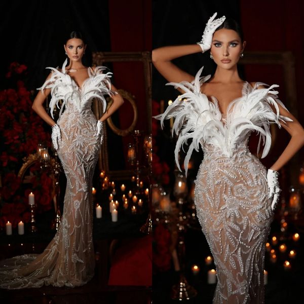 Vestidos de novia de sirena de plumas con encanto Perlas Vestidos de novia con cuentas Apliques sin tirantes Vestidos sin mangas por encargo delgados De Novia