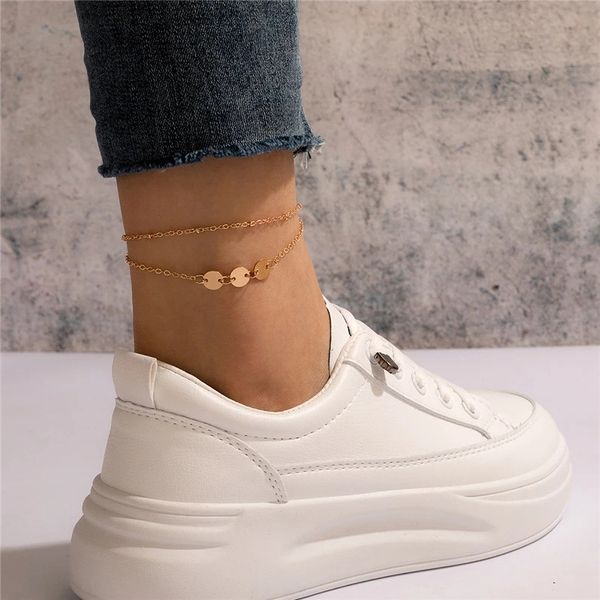 Charmante chaîne de pied en plaquette de couleur or, en alliage métallique multicouche, sandales pieds nus, bracelets de cheville pour femmes, bijoux bohème