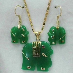 Charmante natuurlijke 14KGP groene jade olifant hanger ketting oorbellen set