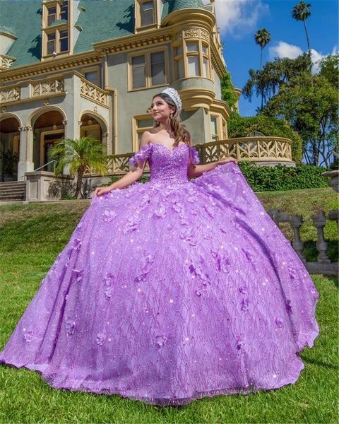 Bezauberndes schulterfreies lila glitzerndes Ballkleid Quinceanera-Kleider, Herzausschnitt, Pailletten, Perlen, 3D-Blumen, süßes 16-Kleid, Partykleidung, 15. Jahr