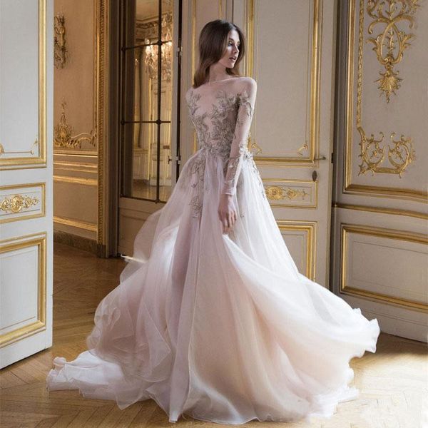 Robes de bal de charme avec manches longues Sheer Bateau Neck Appliques 3D Robes de soirée Tulle Balayage Train A-Line Robe formelle