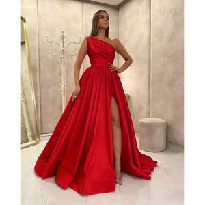 Charmant rood simpele een lijn lange prom -jurken een schouderplooien hoge zijde split -vloer lengte formele jurk avondjurken feestkleding op maat gemaakt
