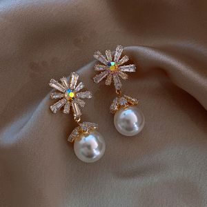 Charmante Rhinestone bloem oorbellen plant elegante korte hanger parel oorbellen voor dames mode-sieraden