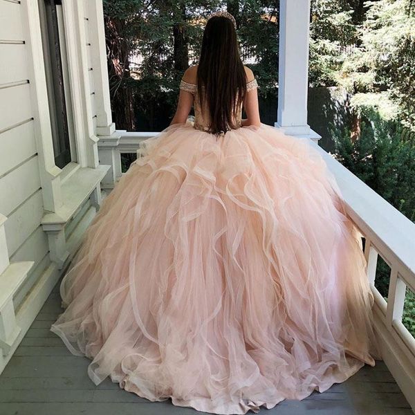 Encantadores volantes con gradas de color rosa claro Vestidos de quinceañera Fuera del hombro Apliques Grano Dulce 16 Vestido Corsé Volver Tul Vestidos de fiesta 328 328