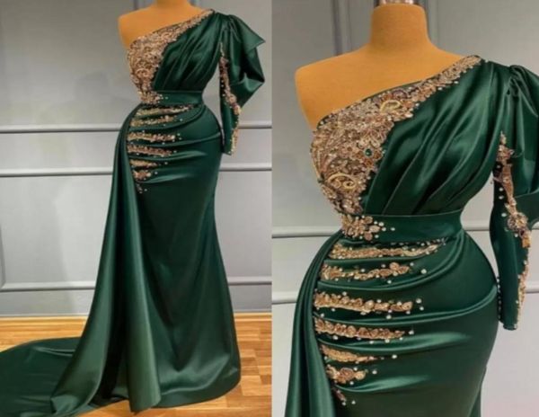 Encantador vestido de noche de graduación de sirena verde oscuro satinado con apliques de encaje dorado, cuentas de perlas, pliegues en un hombro, ocasión formal larga3144285