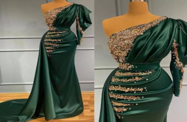 Charmante robe de soirée de balaid vert foncé satin avec appliques en dentelle en or perles perles un plis épaule longs Occasio9445558