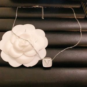 Charmante roestvrijstalen luxe ontwerper Women hangdoek ketting roestvrijstalen brief hanger zilveren ketting kralen sieraden accessoires feest cadeau