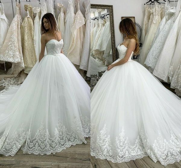 Robes de mariée robe de bal blanche de charme, plus la taille sexy sans bretelles sans manches en dentelle Appliqued robes de mariée Puffy balayage train robe de mariée